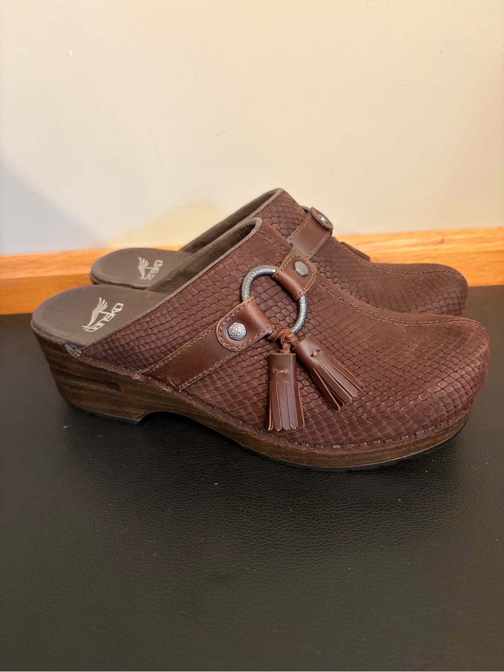 NEW Dansko Shandi 38 Snakeskin Brown Leather Brown Tassel Slip On Clogs mules